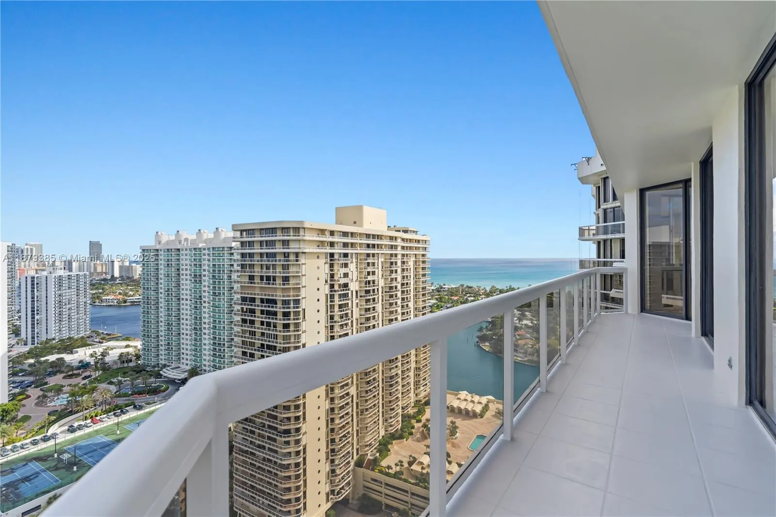 20185 E Country Club Dr, #PH6