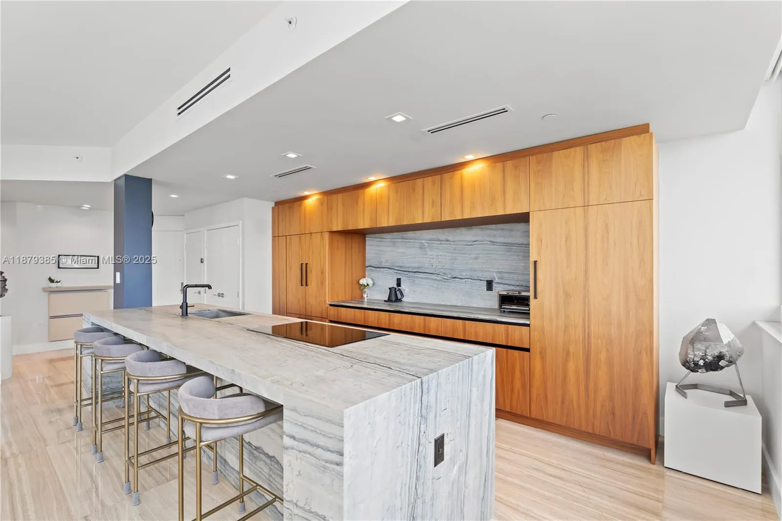 20185 E Country Club Dr, #PH6