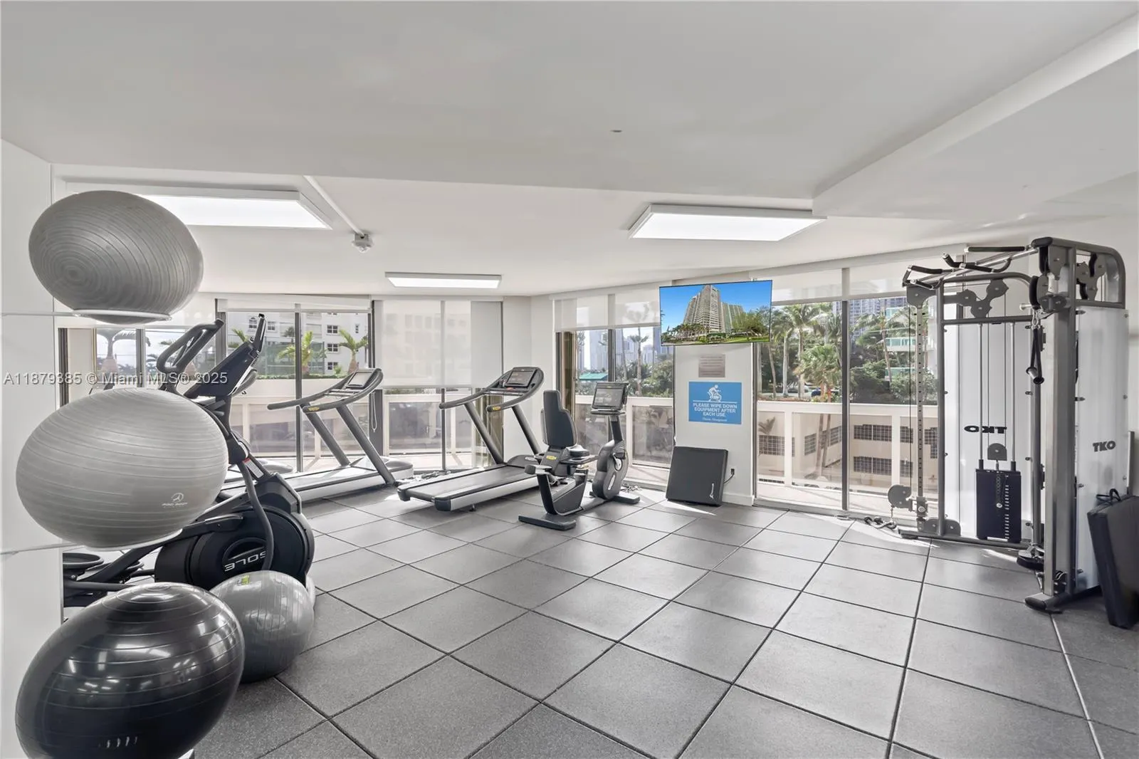 20185 E Country Club Dr, #PH6