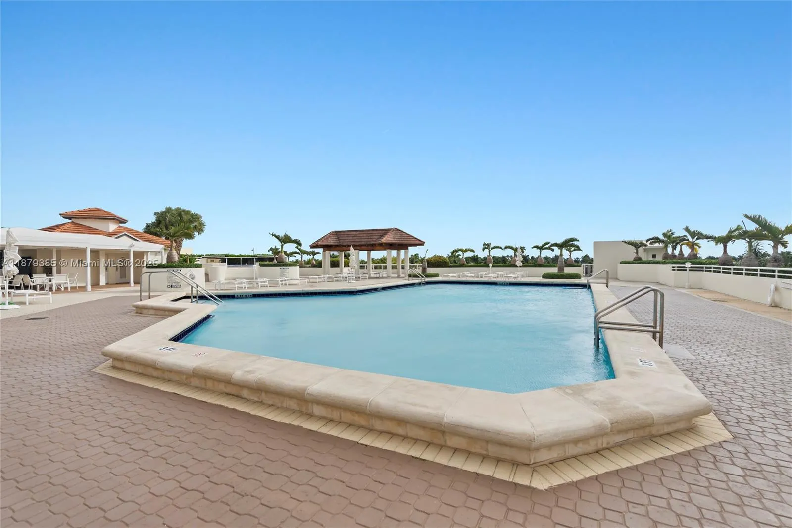 20185 E Country Club Dr, #PH6