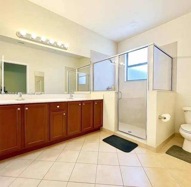 380 NE 37th Ter