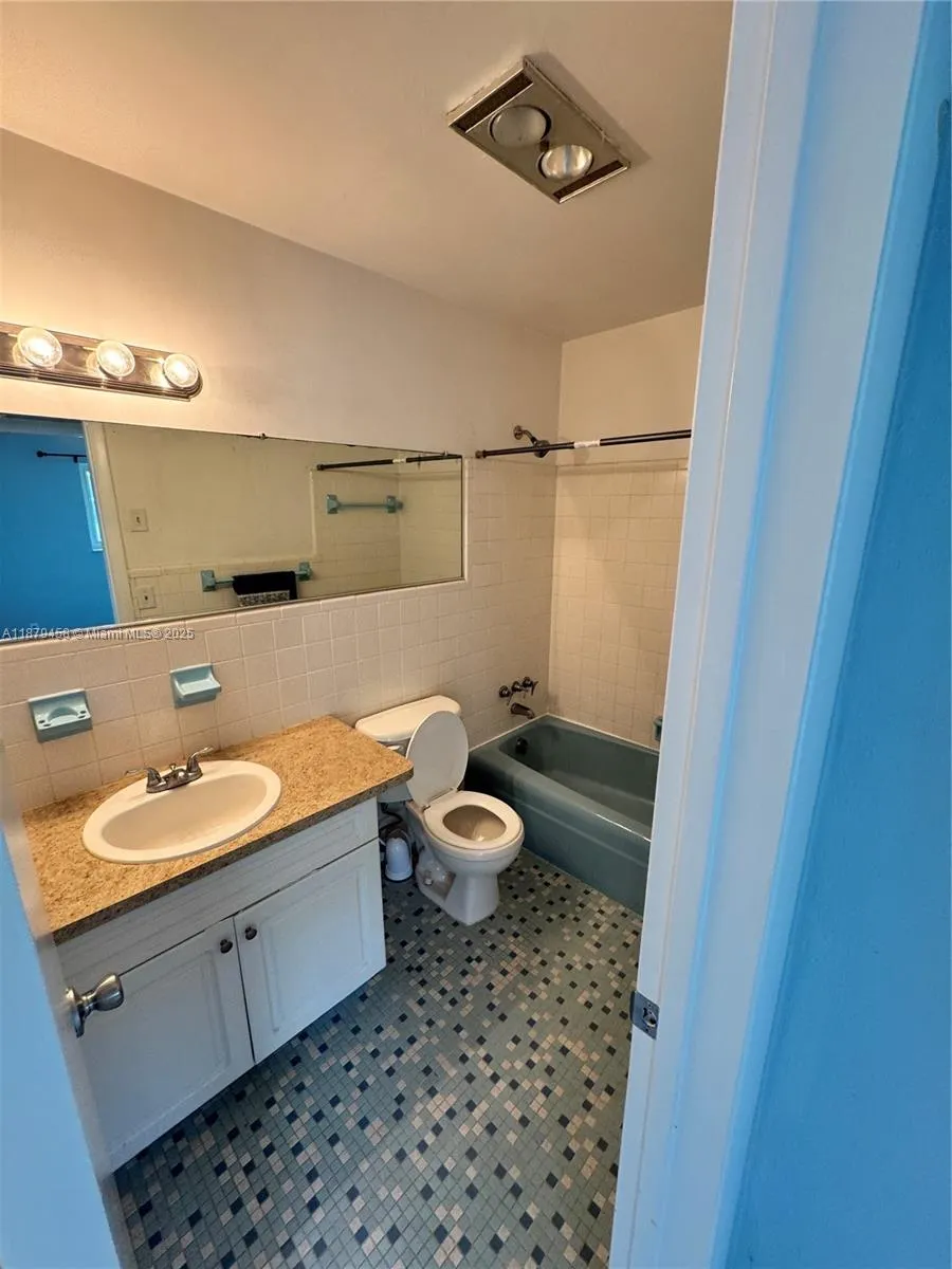 2701 NE 1st St, #203
