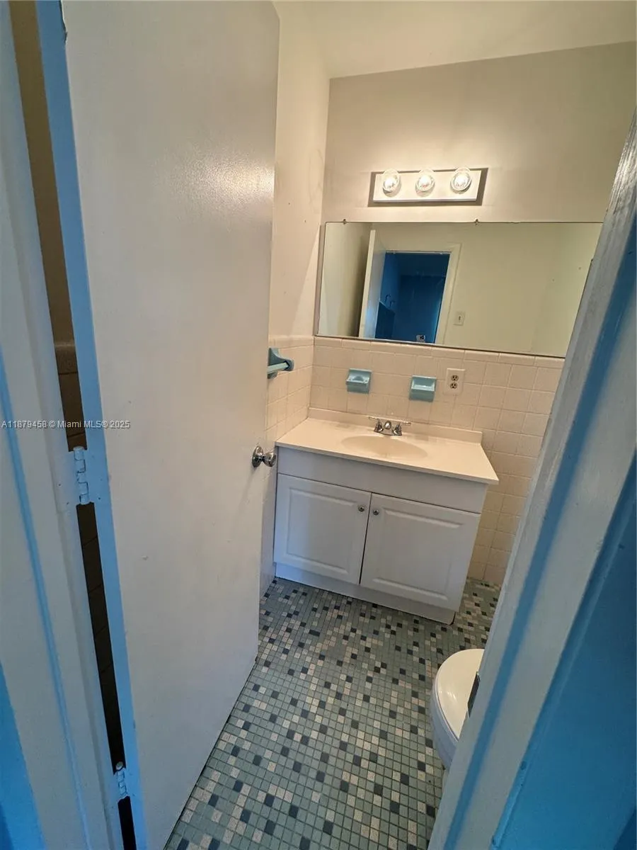 2701 NE 1st St, #203