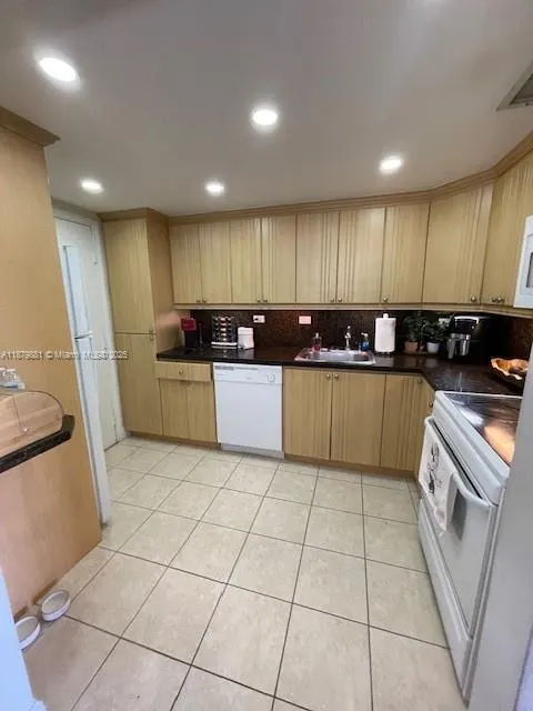 8107 SW 72nd Ave, #423E