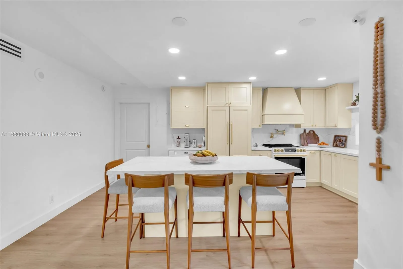 17021 N Bay Rd, #206