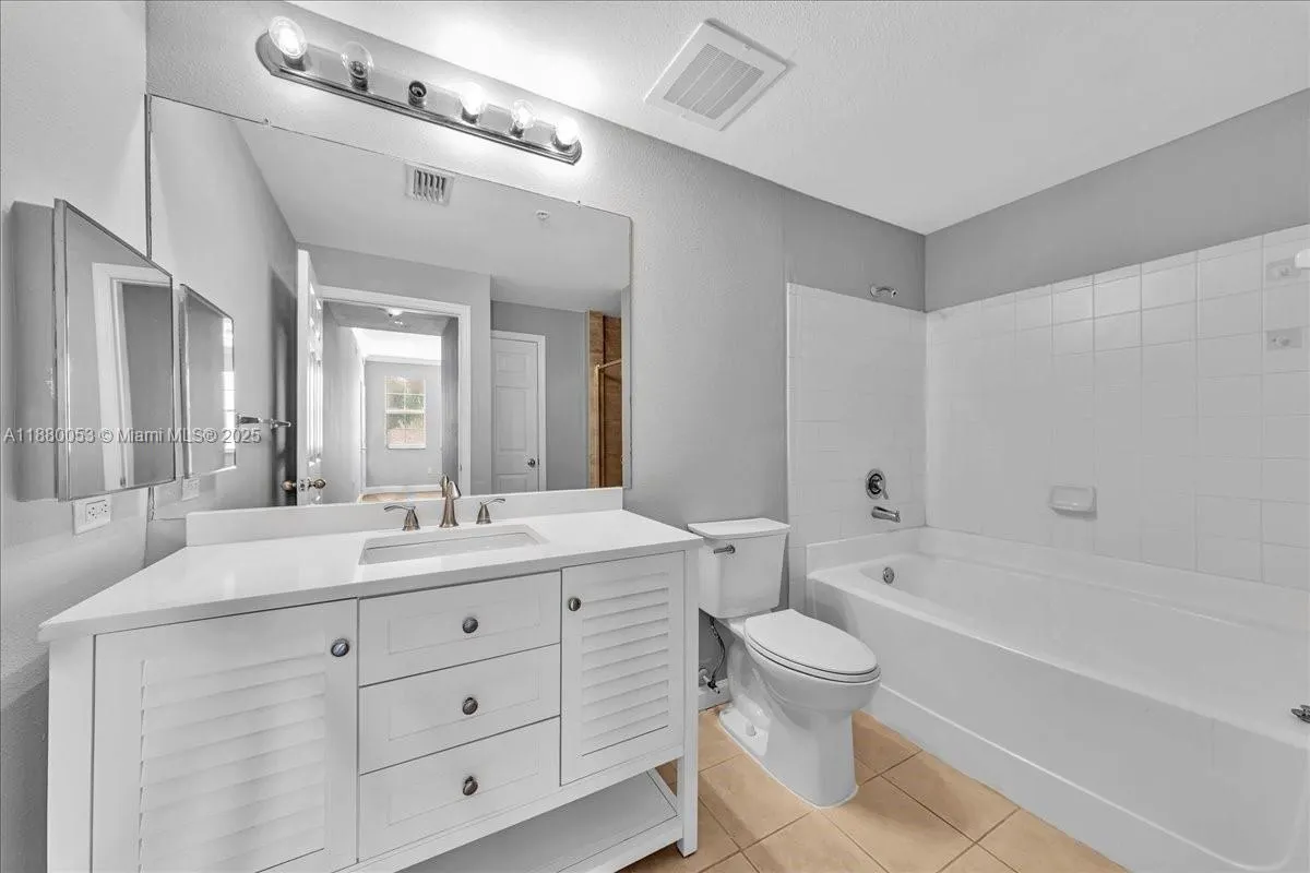 533 NE 3rd Ave, #304