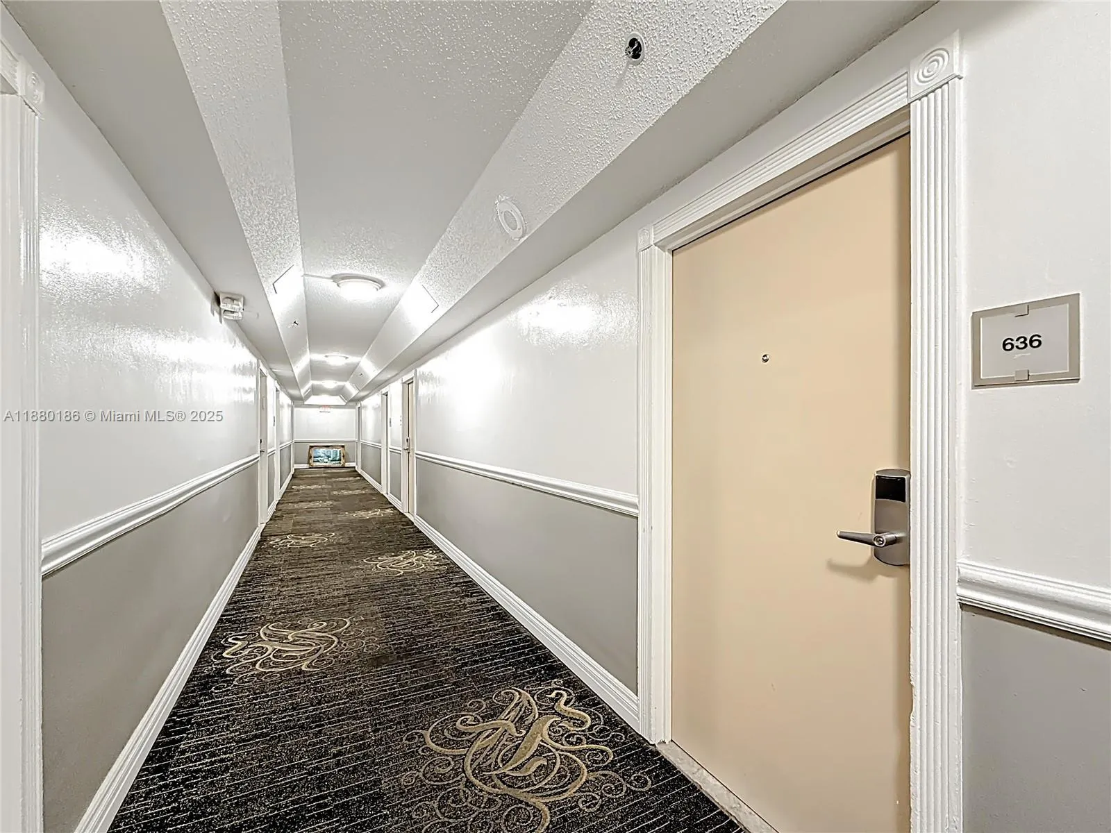 19201 Collins Ave, #636