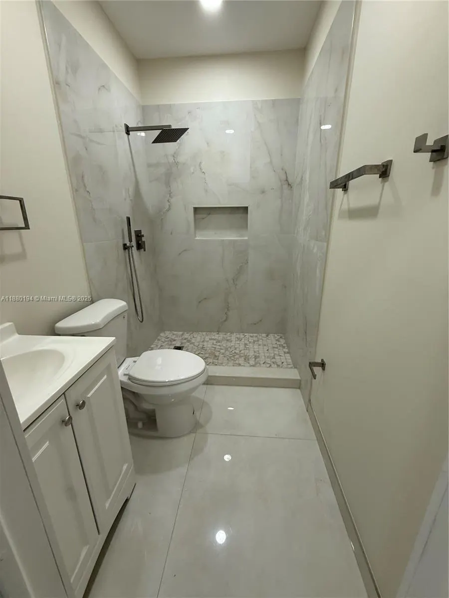 559 NW 2nd St, #1