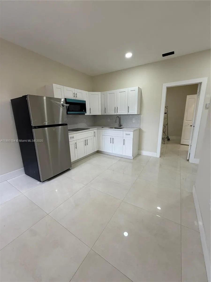 559 NW 2nd St, #1
