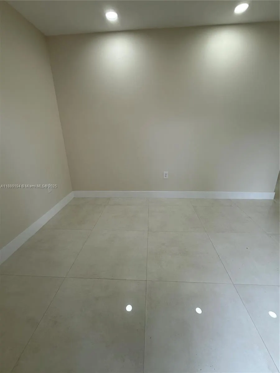 559 NW 2nd St, #1