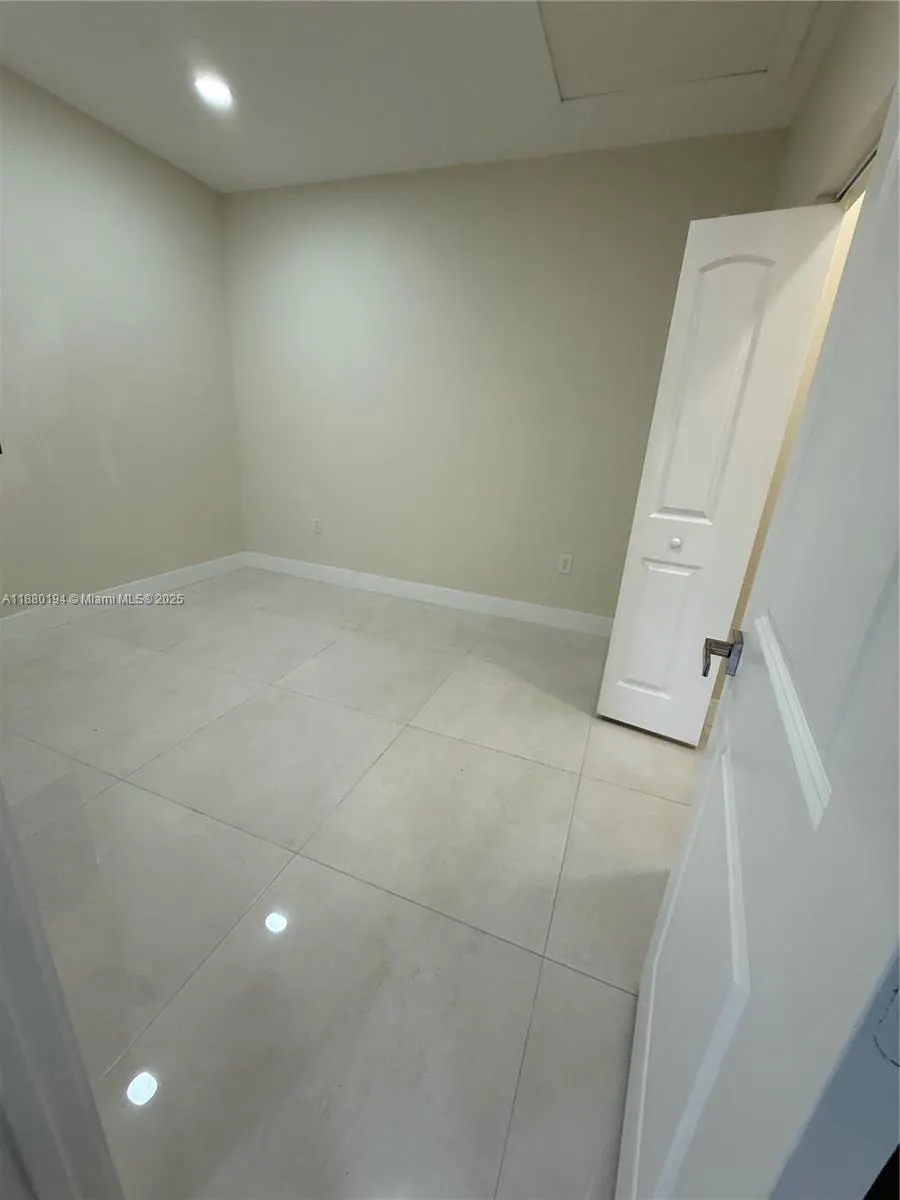 559 NW 2nd St, #1