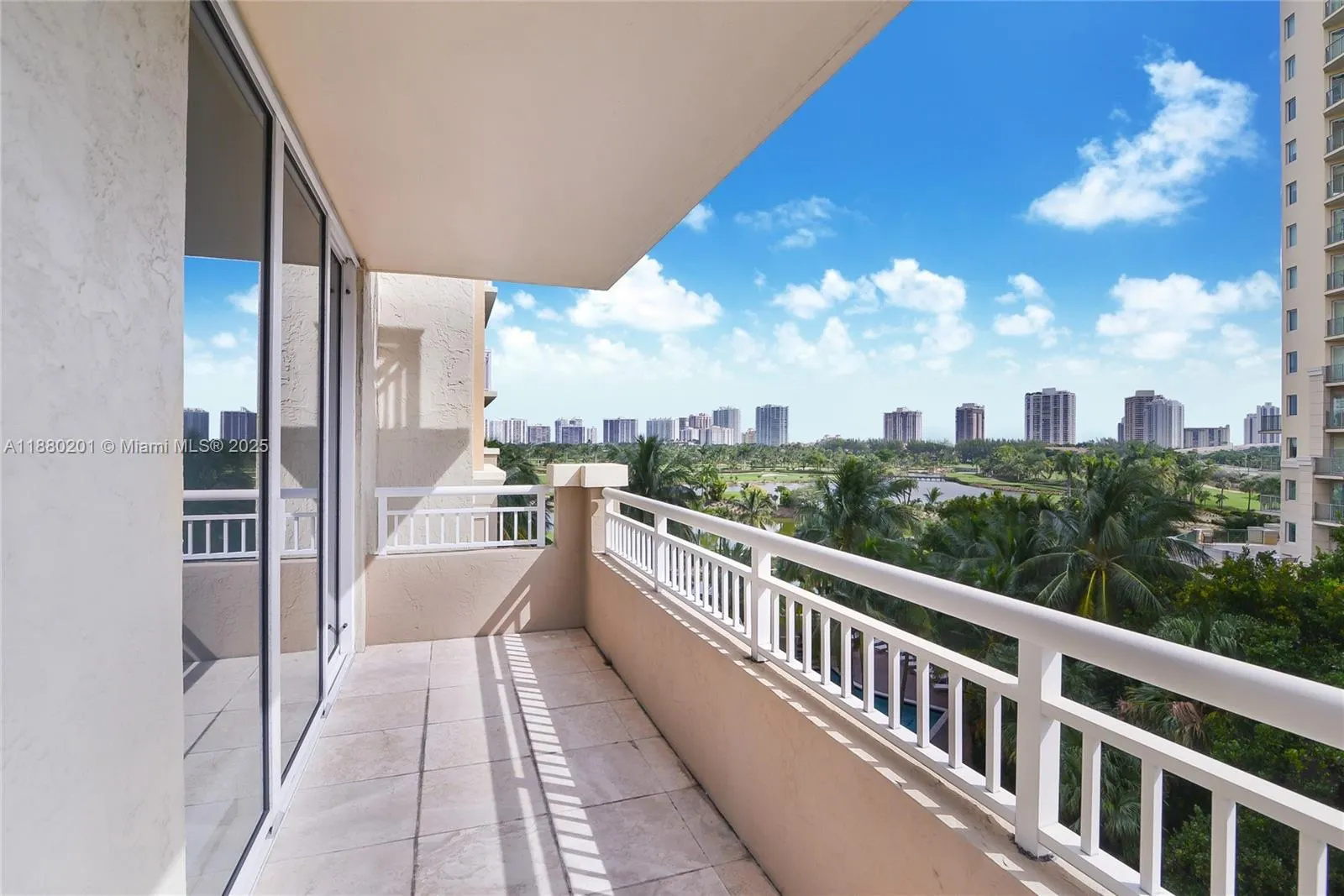 19501 W Country Club Dr, #504
