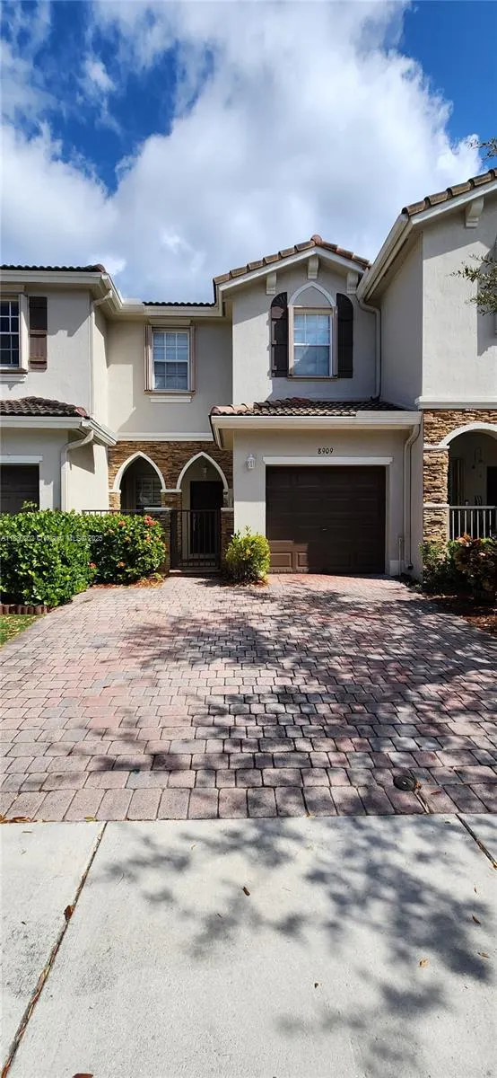 8909 SW 225th Ter