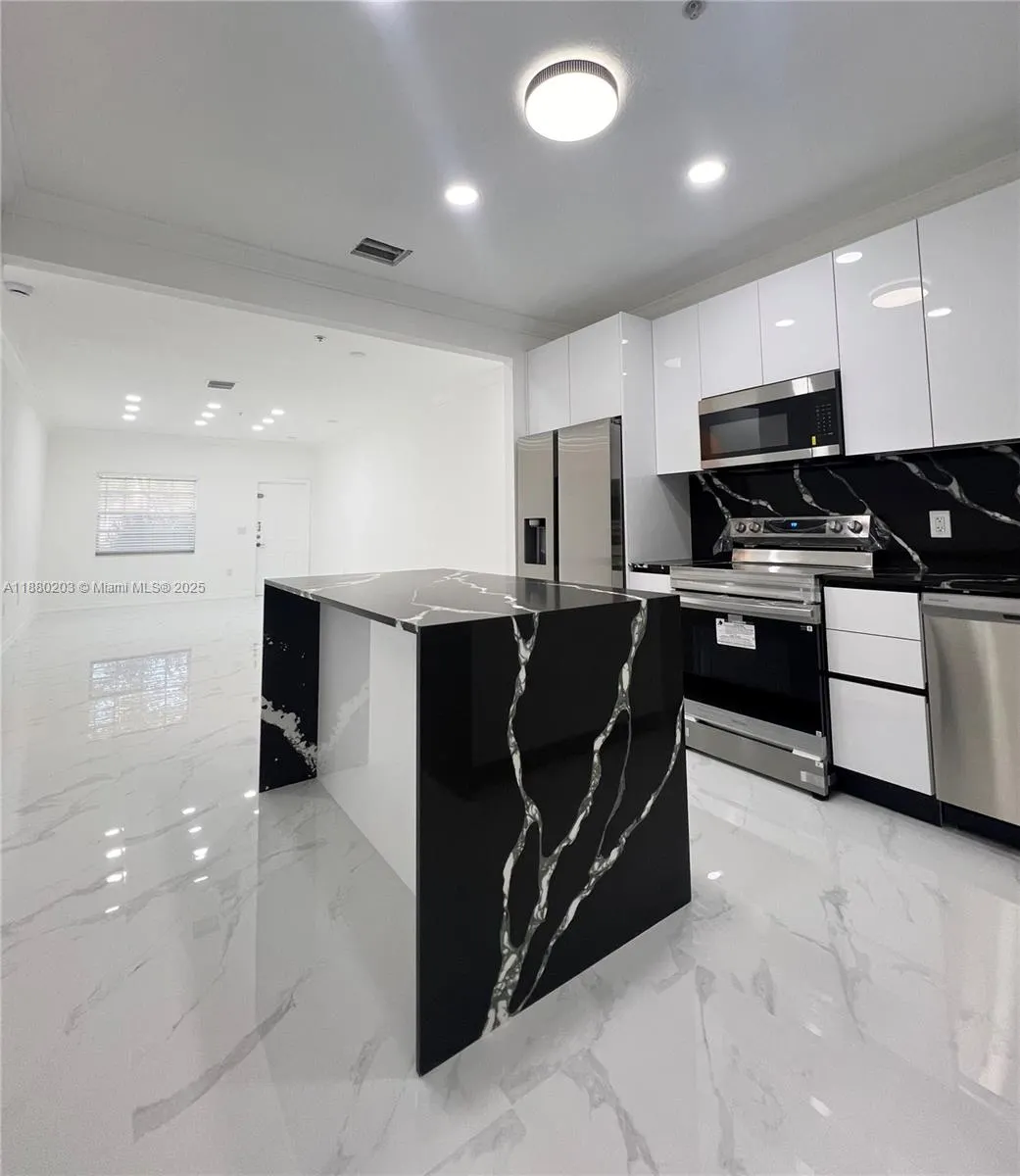 5600 NW 114th Pl, #103