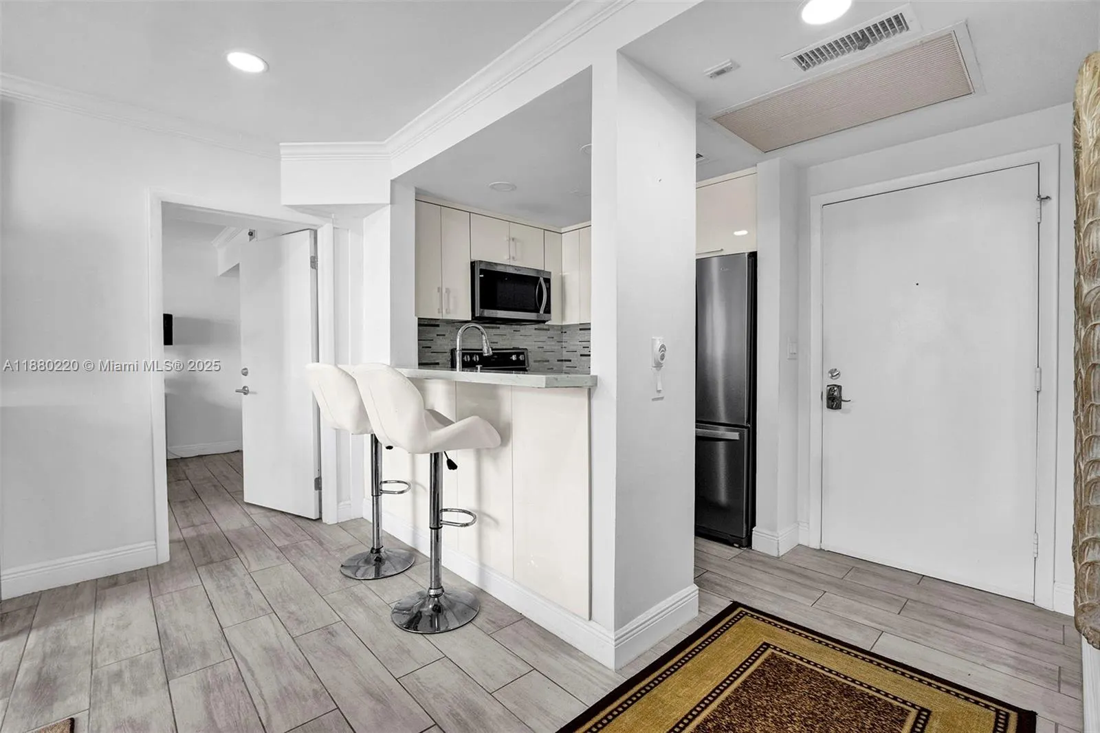 1460 Ocean Dr, #305