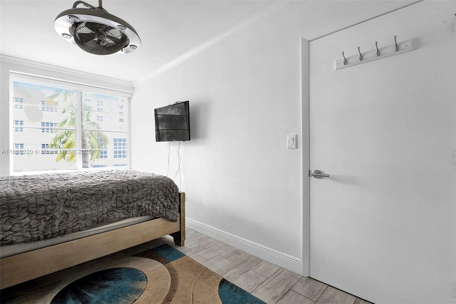 1460 Ocean Dr, #305