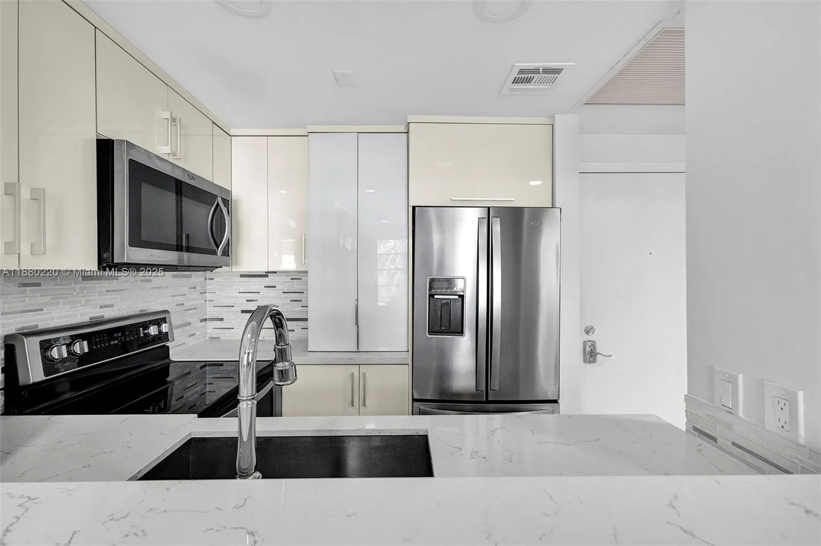1460 Ocean Dr, #305