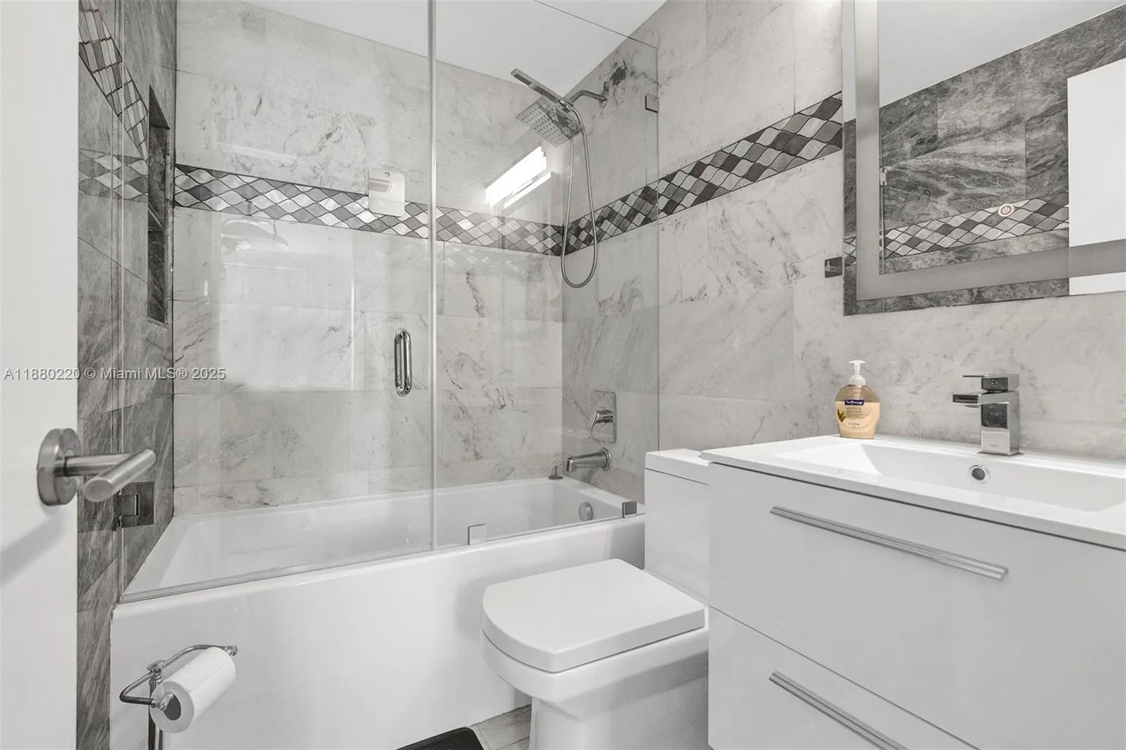 1460 Ocean Dr, #305