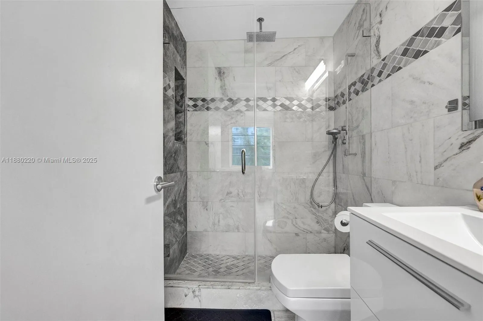1460 Ocean Dr, #305