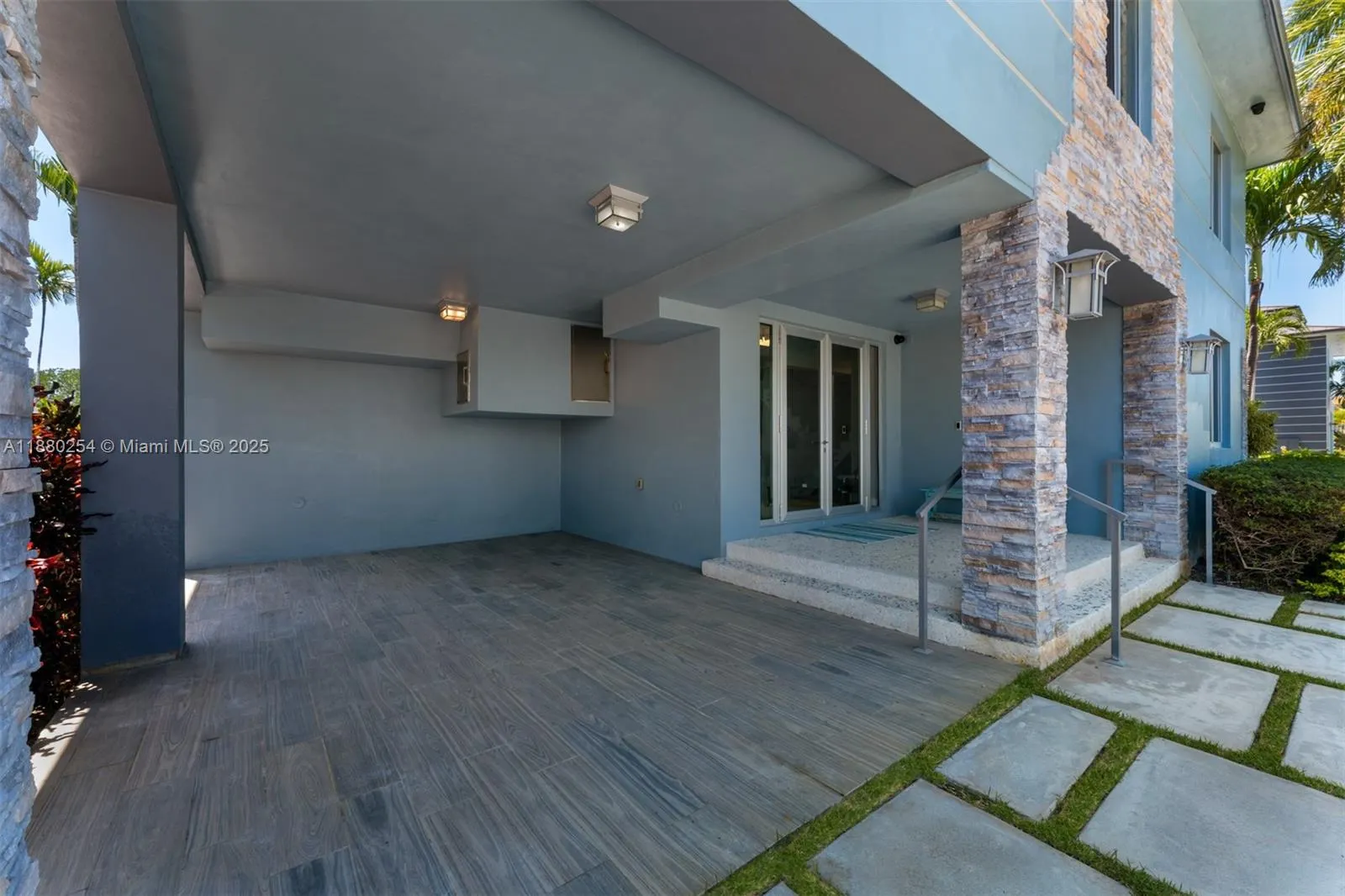 172 Venetian Dr