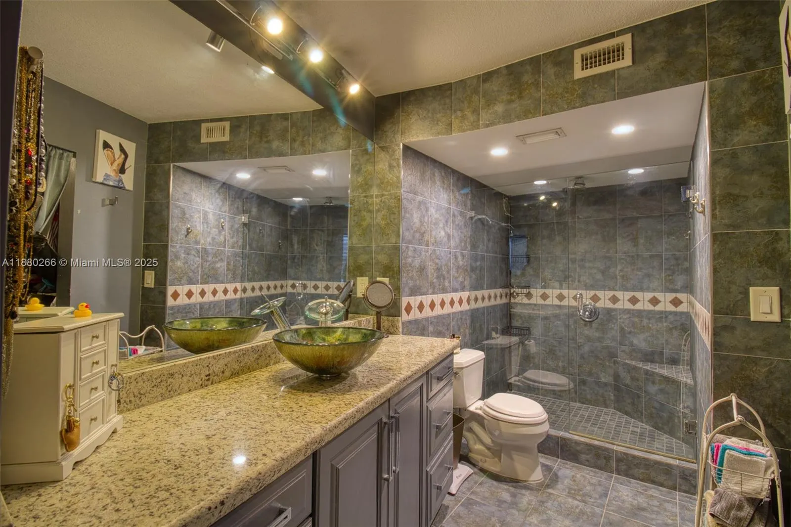 115 Lake Emerald Dr, #306