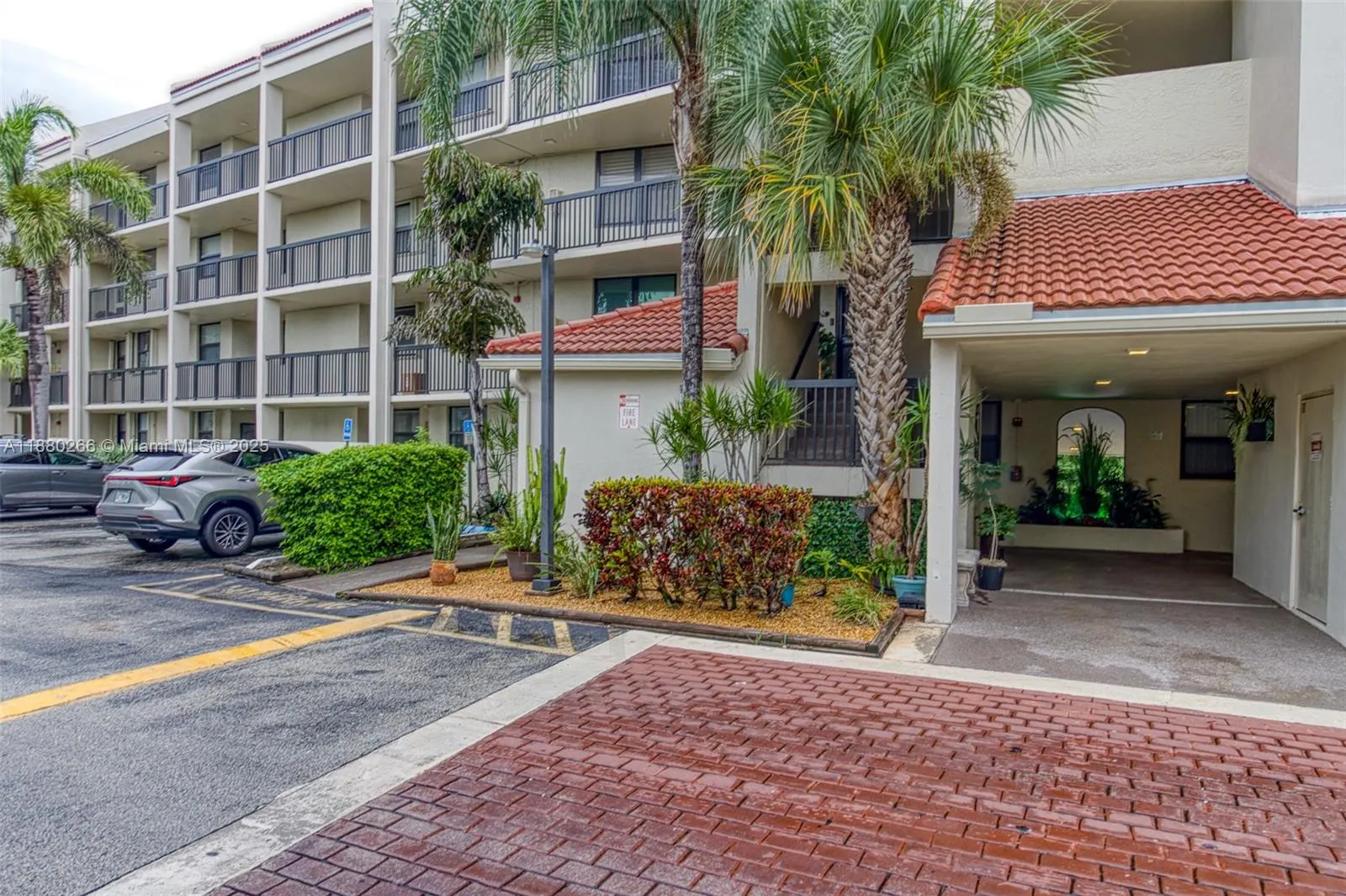 115 Lake Emerald Dr, #306