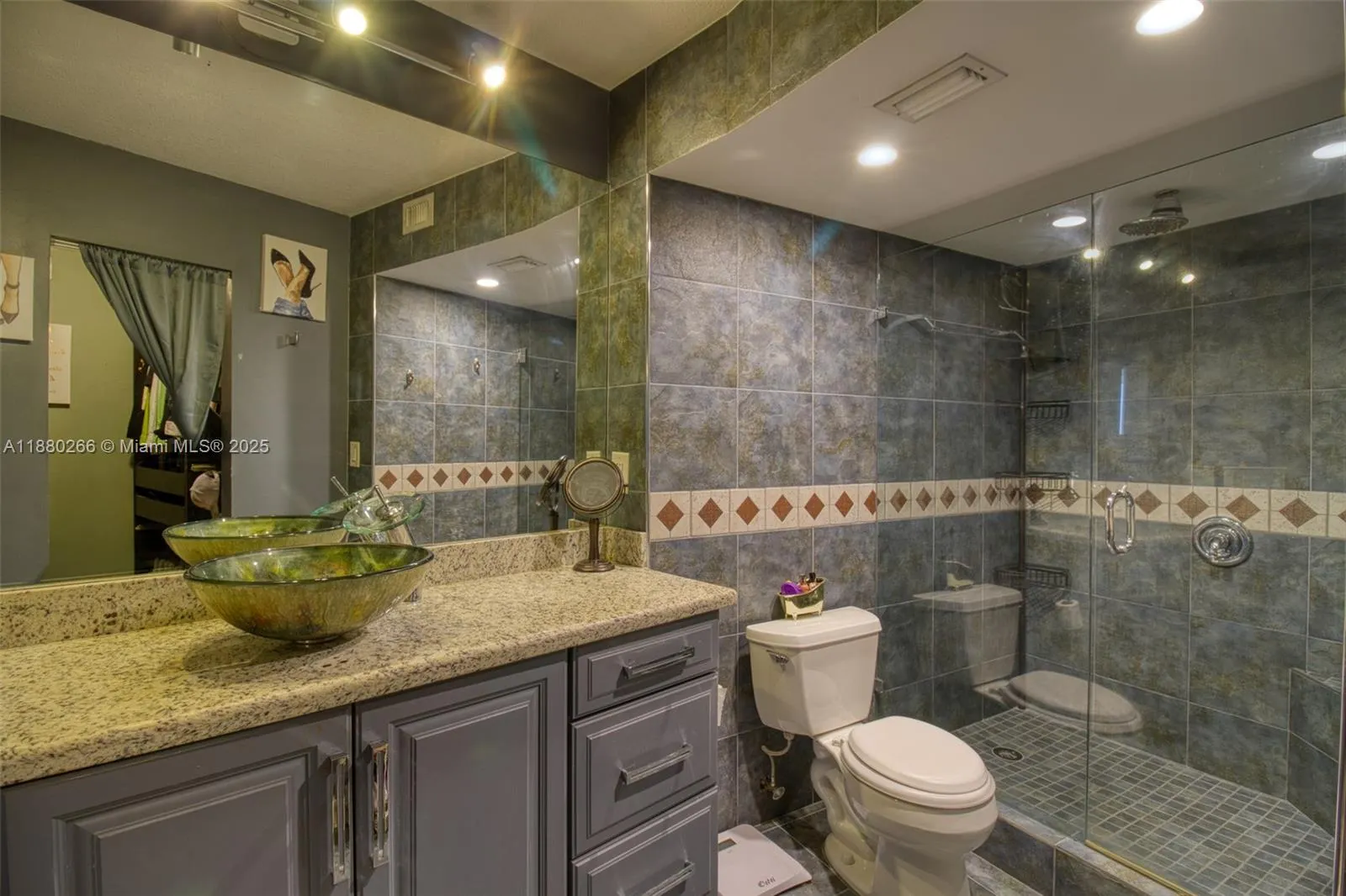 115 Lake Emerald Dr, #306