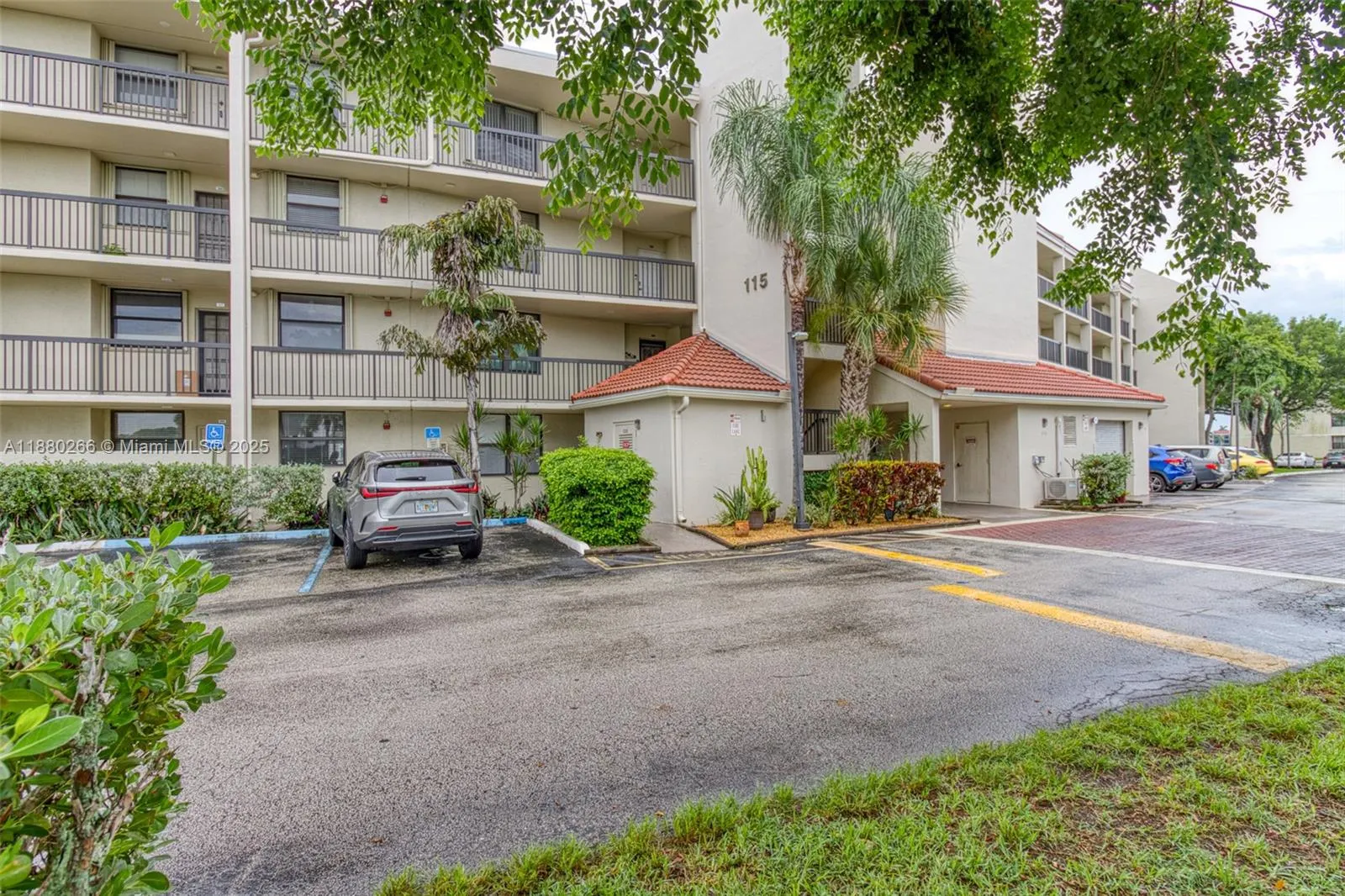 115 Lake Emerald Dr, #306