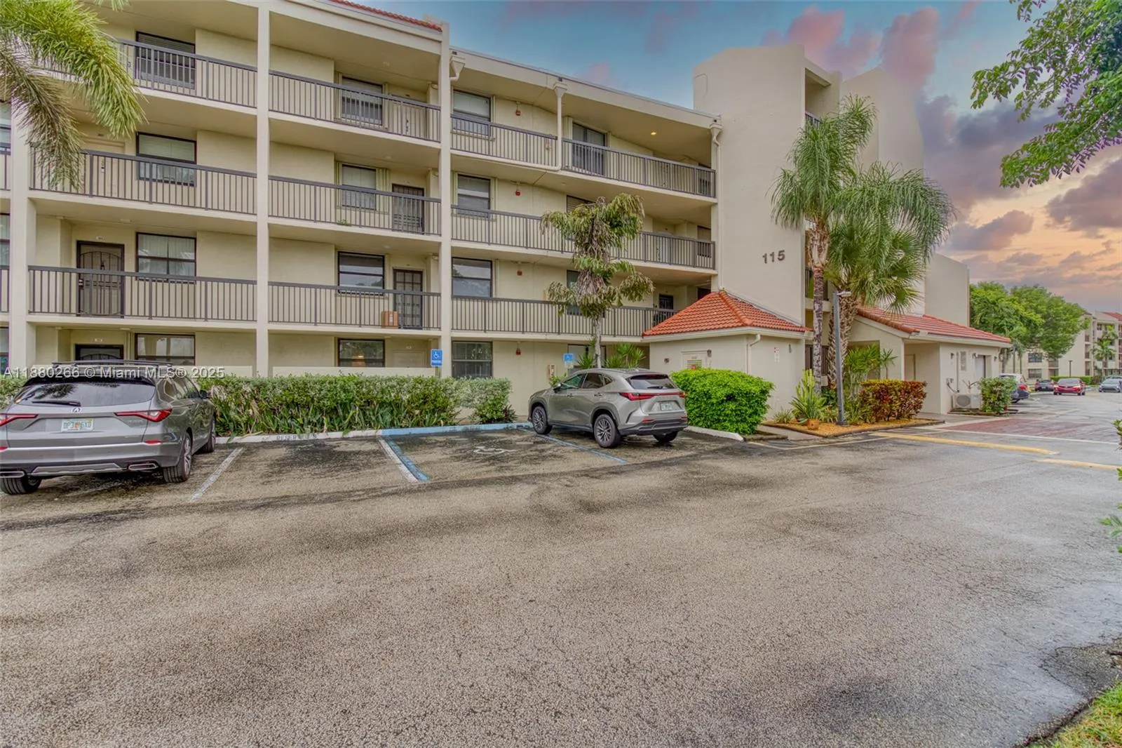115 Lake Emerald Dr, #306