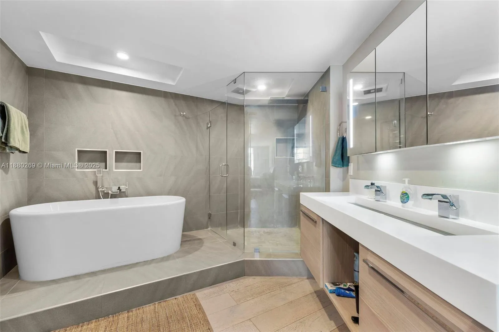 5660 Collins Ave, #2B
