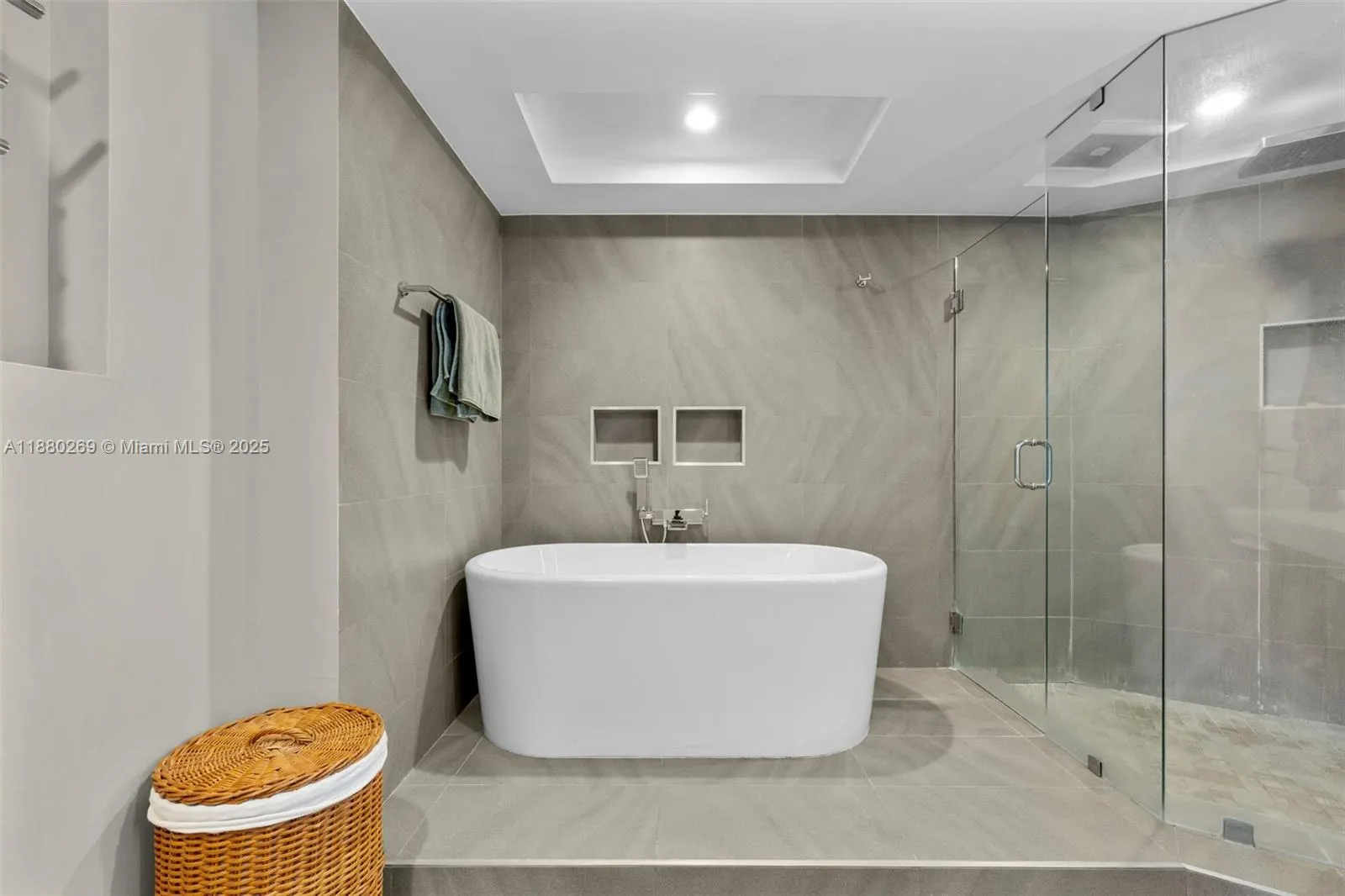 5660 Collins Ave, #2B