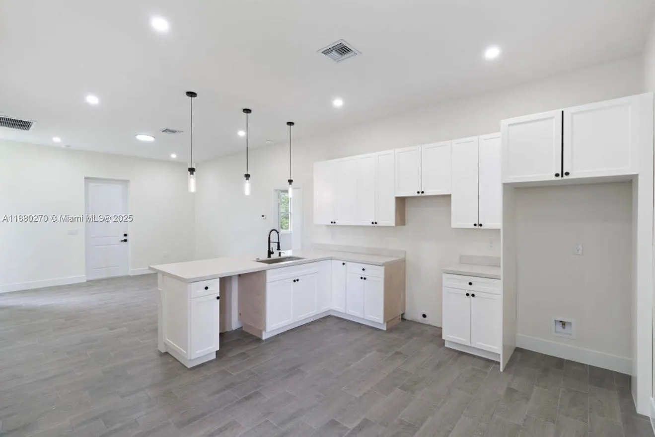 710 Peacock Ave
