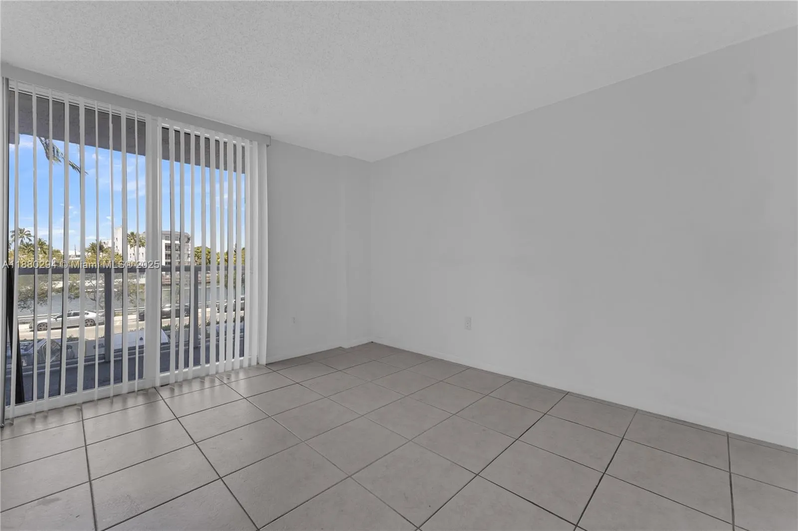2457 Collins Ave, #201