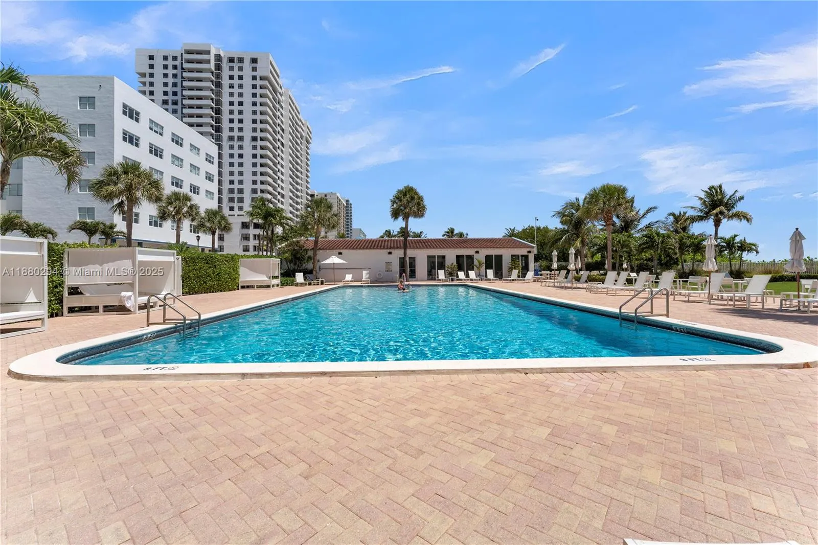 2457 Collins Ave, #201