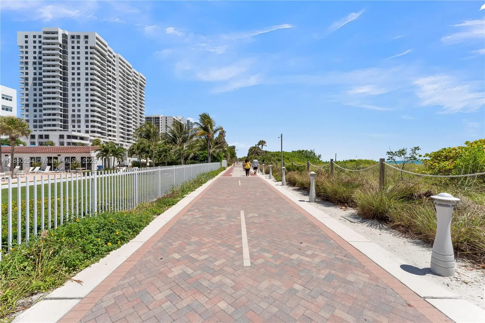 2457 Collins Ave, #201