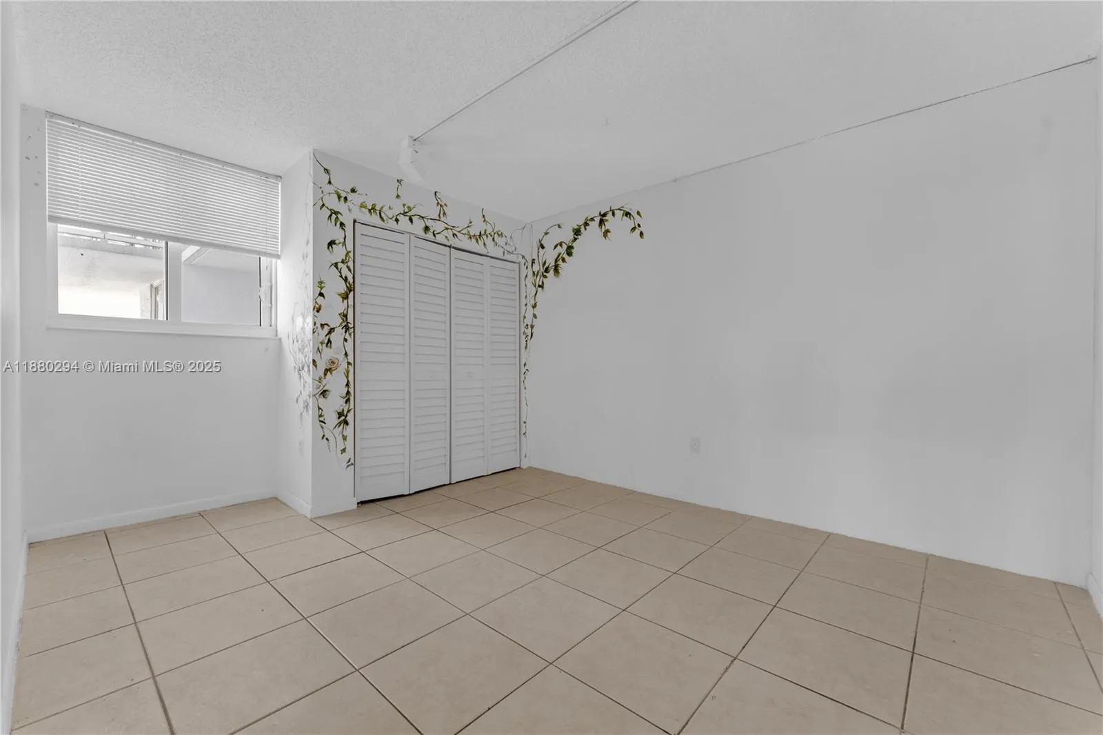 2457 Collins Ave, #201