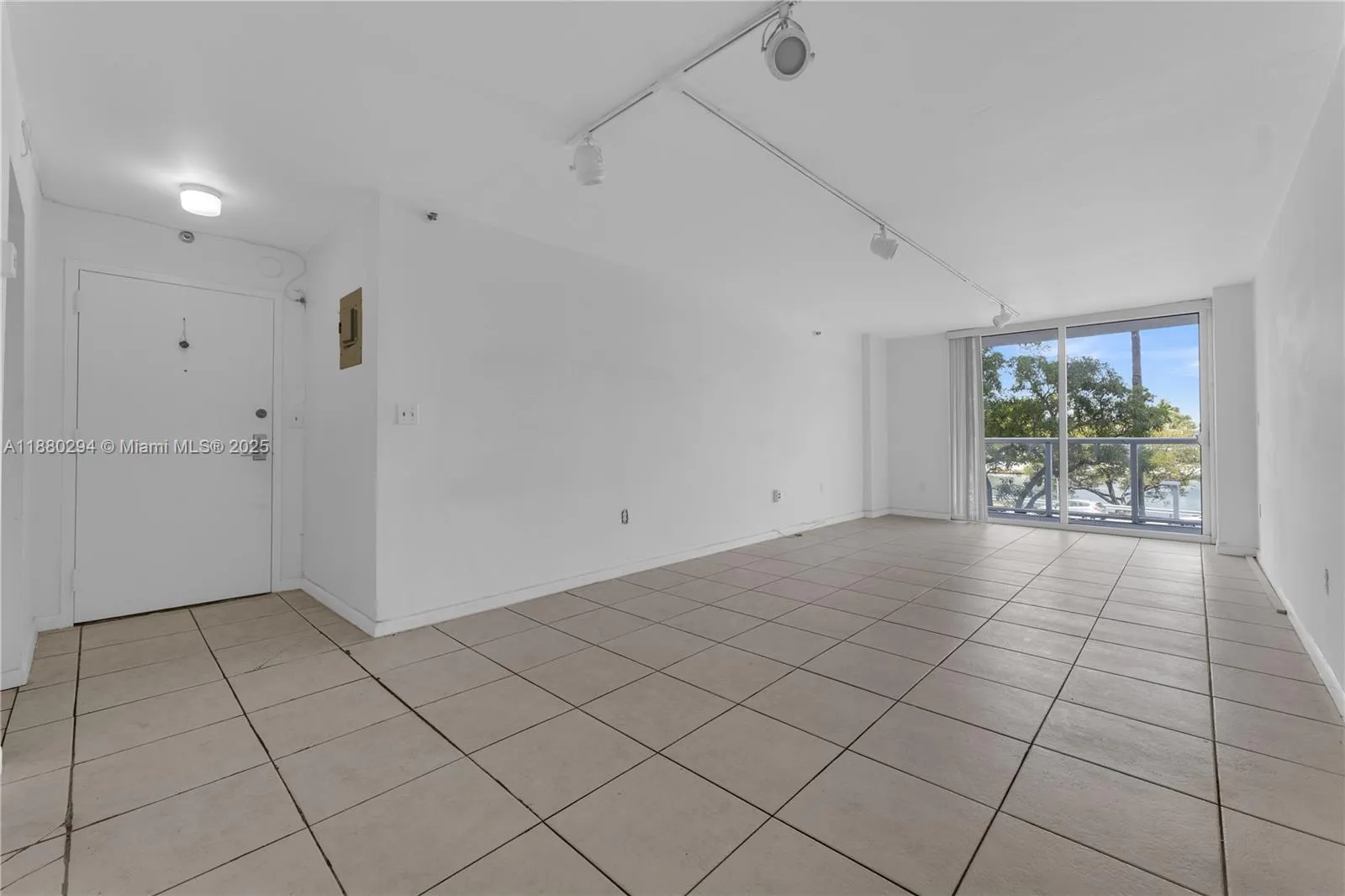 2457 Collins Ave, #201