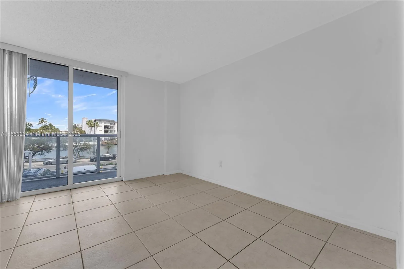 2457 Collins Ave, #201