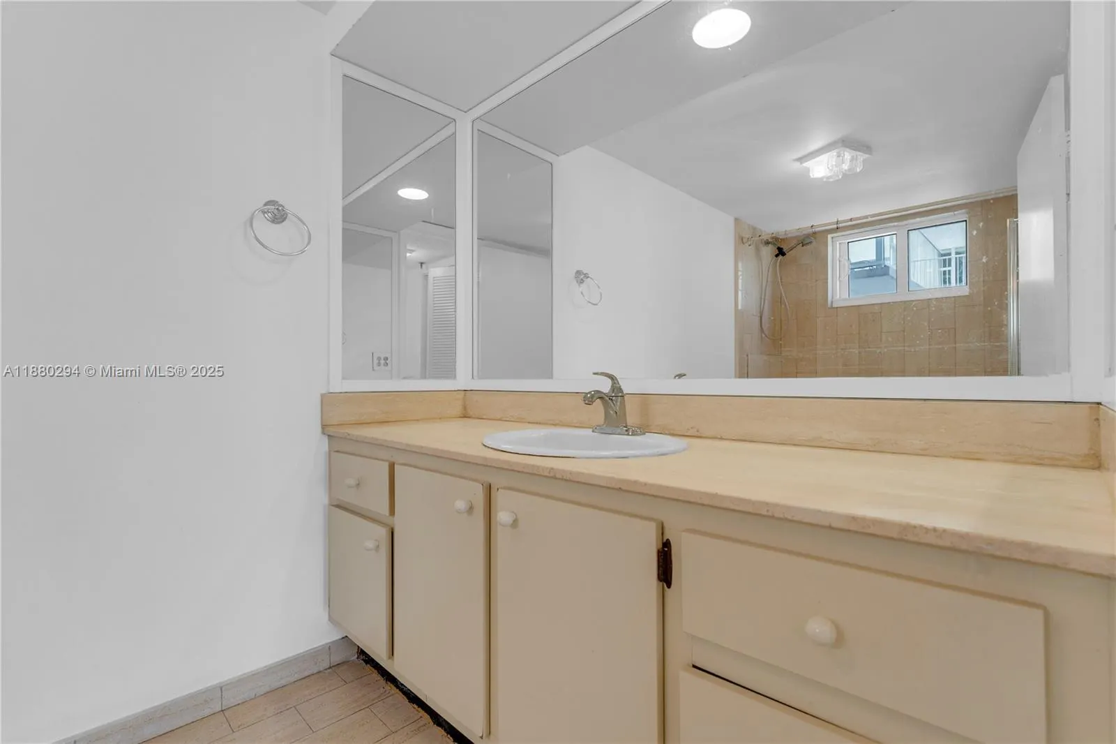 2457 Collins Ave, #201