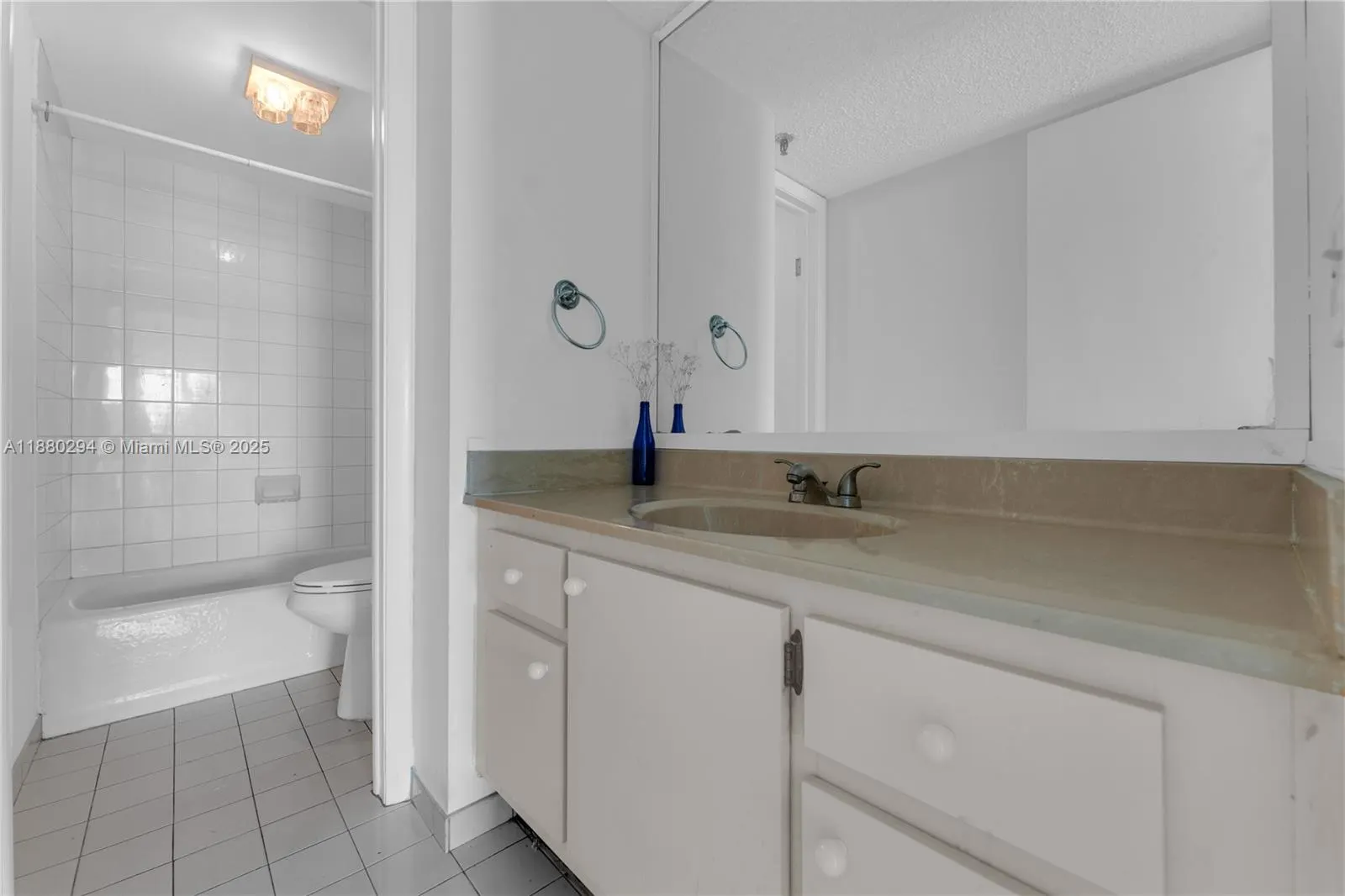 2457 Collins Ave, #201