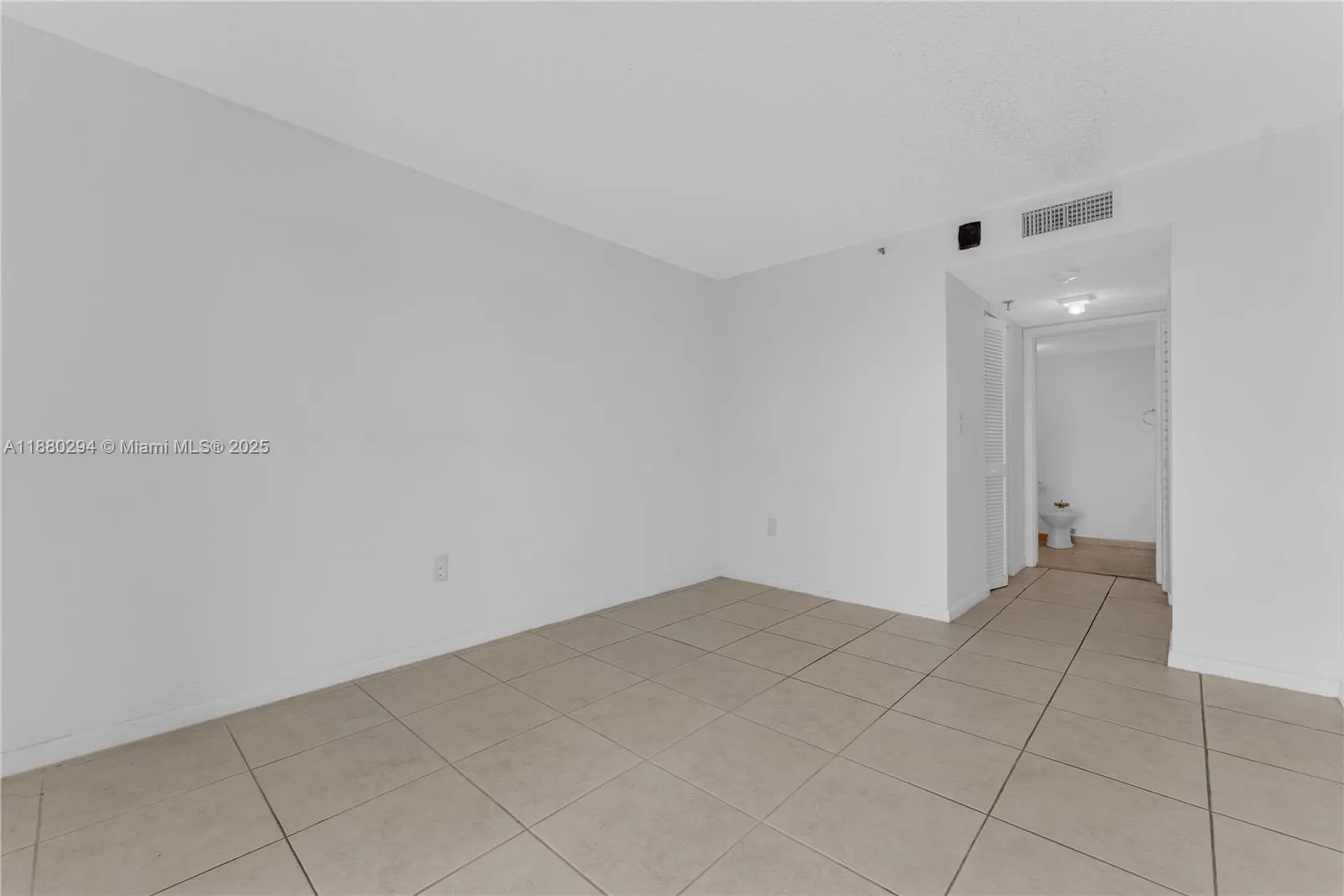 2457 Collins Ave, #201