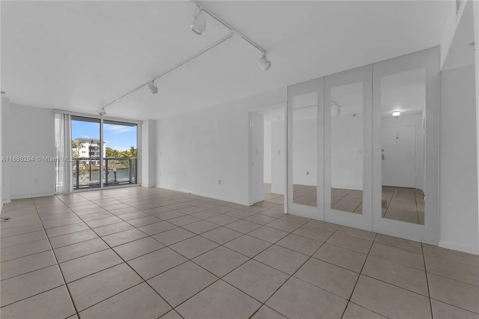 2457 Collins Ave, #201