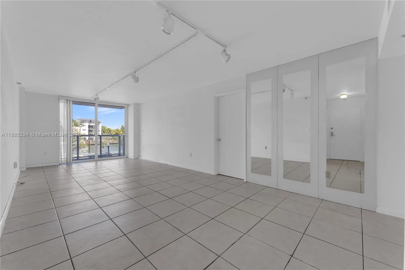 2457 Collins Ave, #201