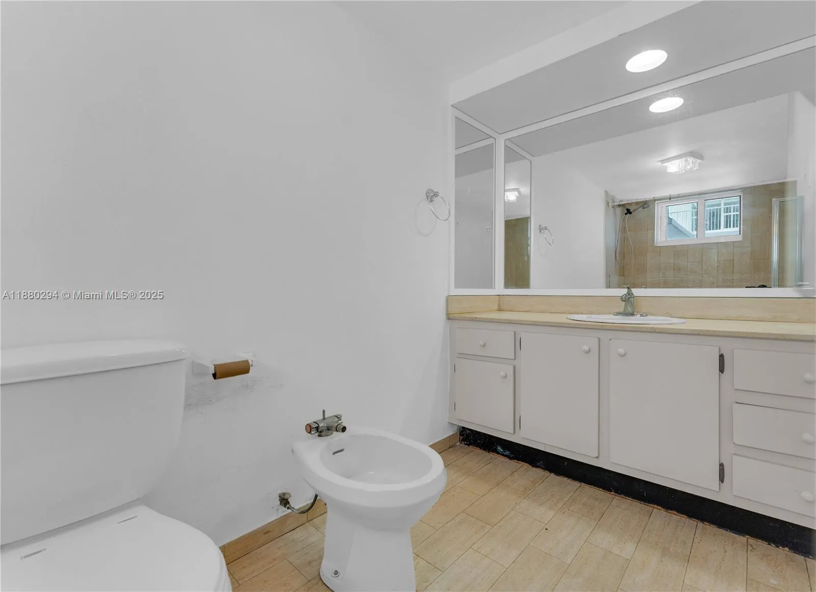 2457 Collins Ave, #201