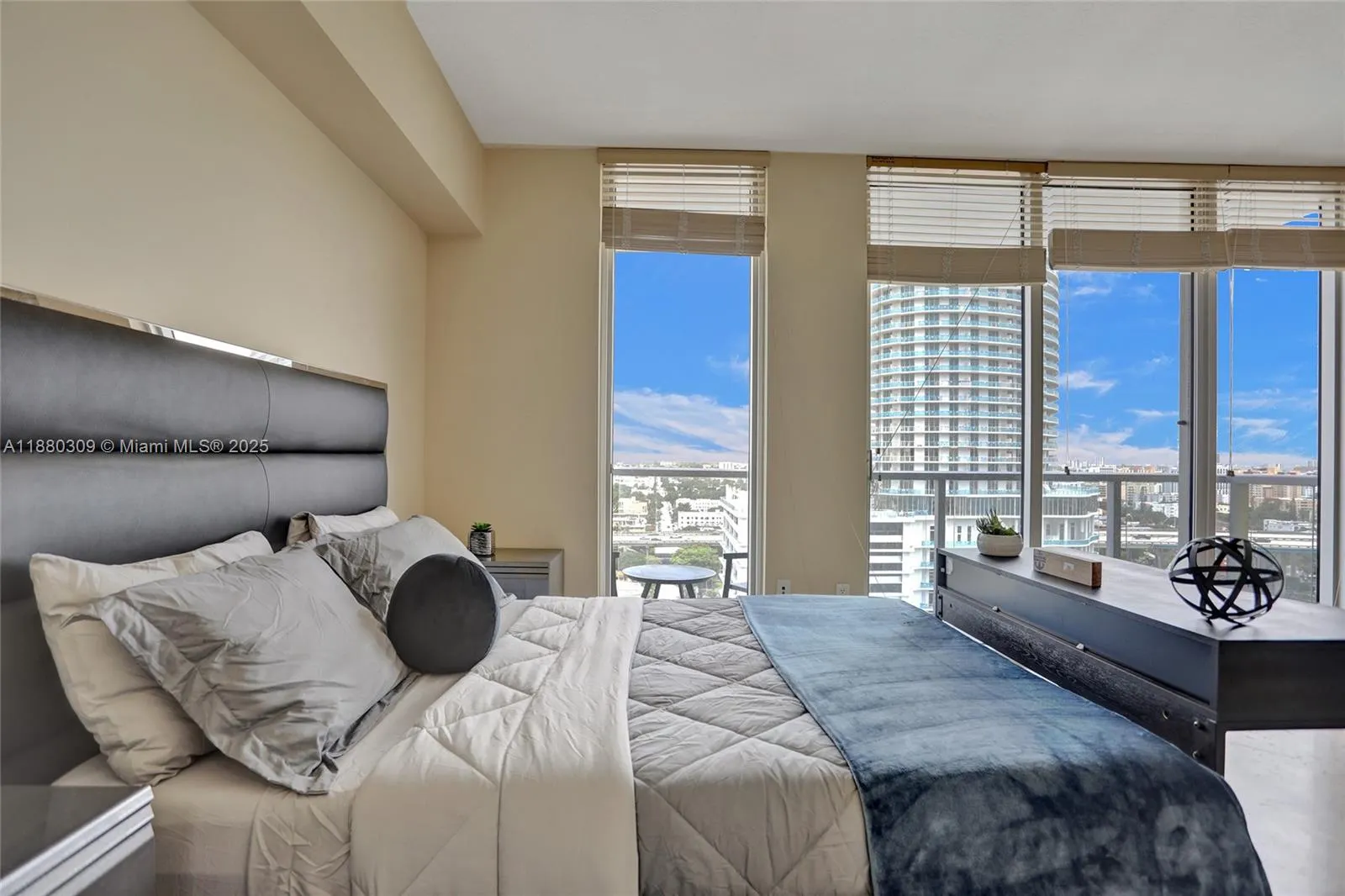 185 SW 7th St, #1600