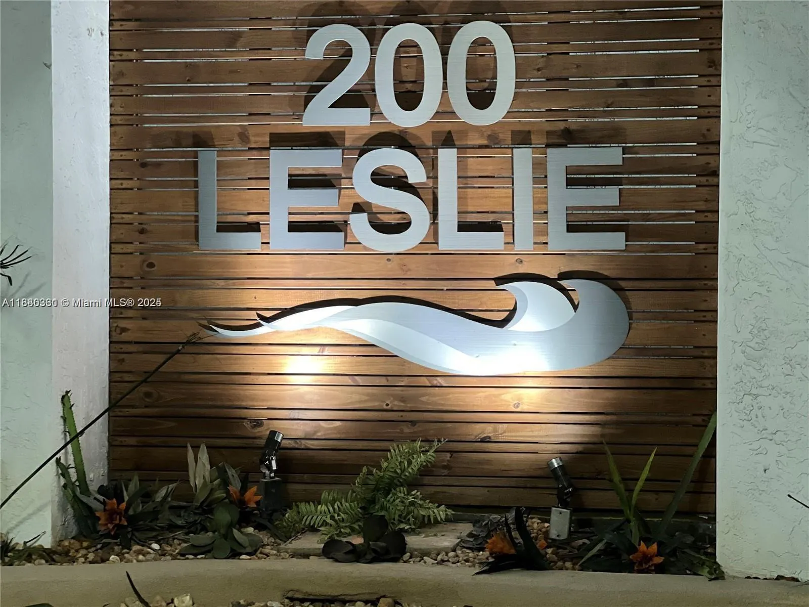 200 Leslie Dr, #303