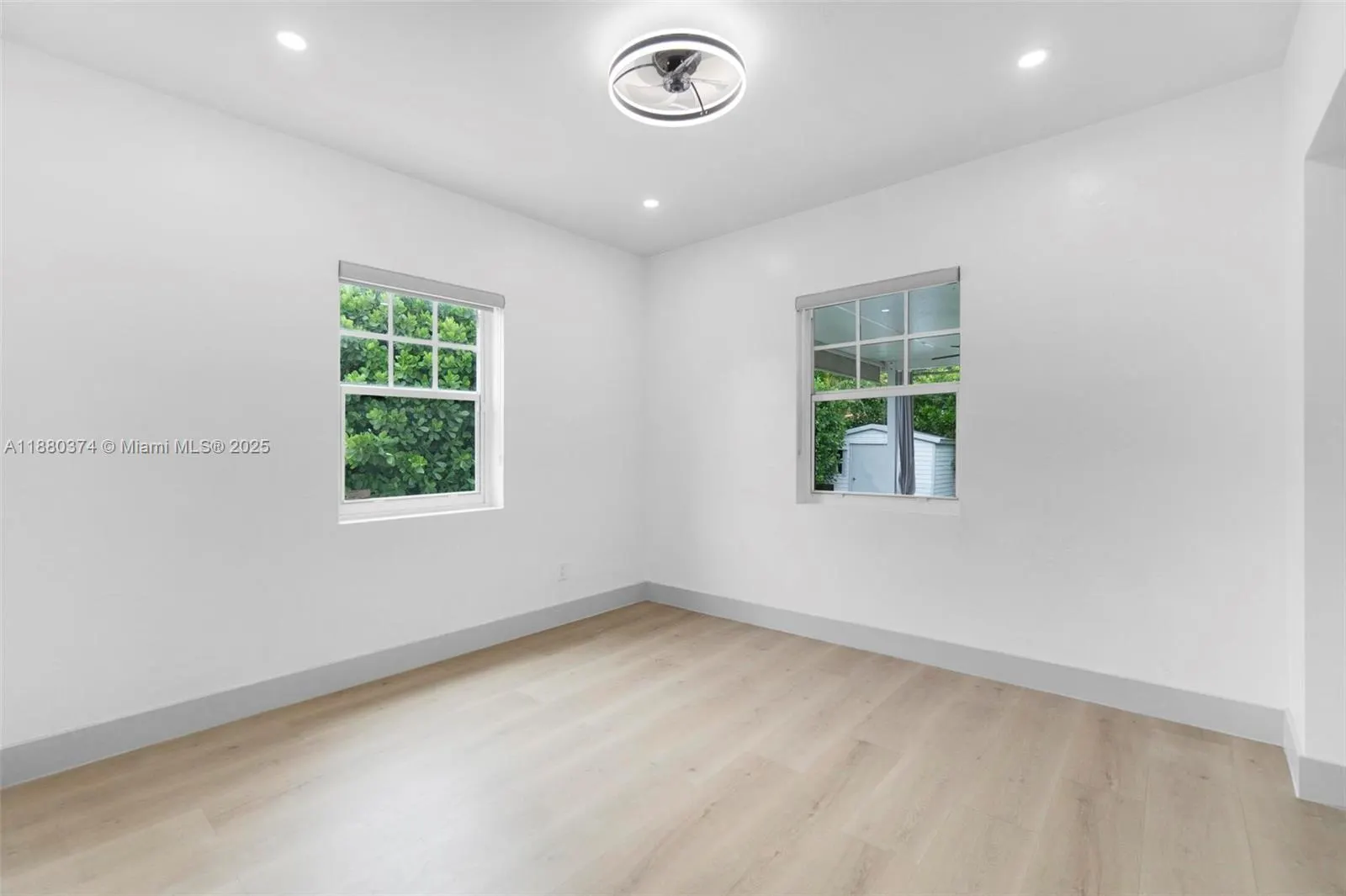 570 SW 45th Ave