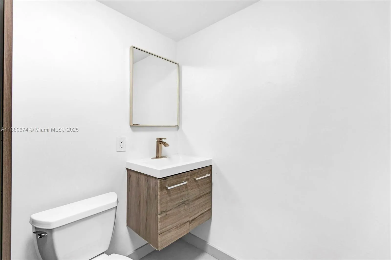 570 SW 45th Ave