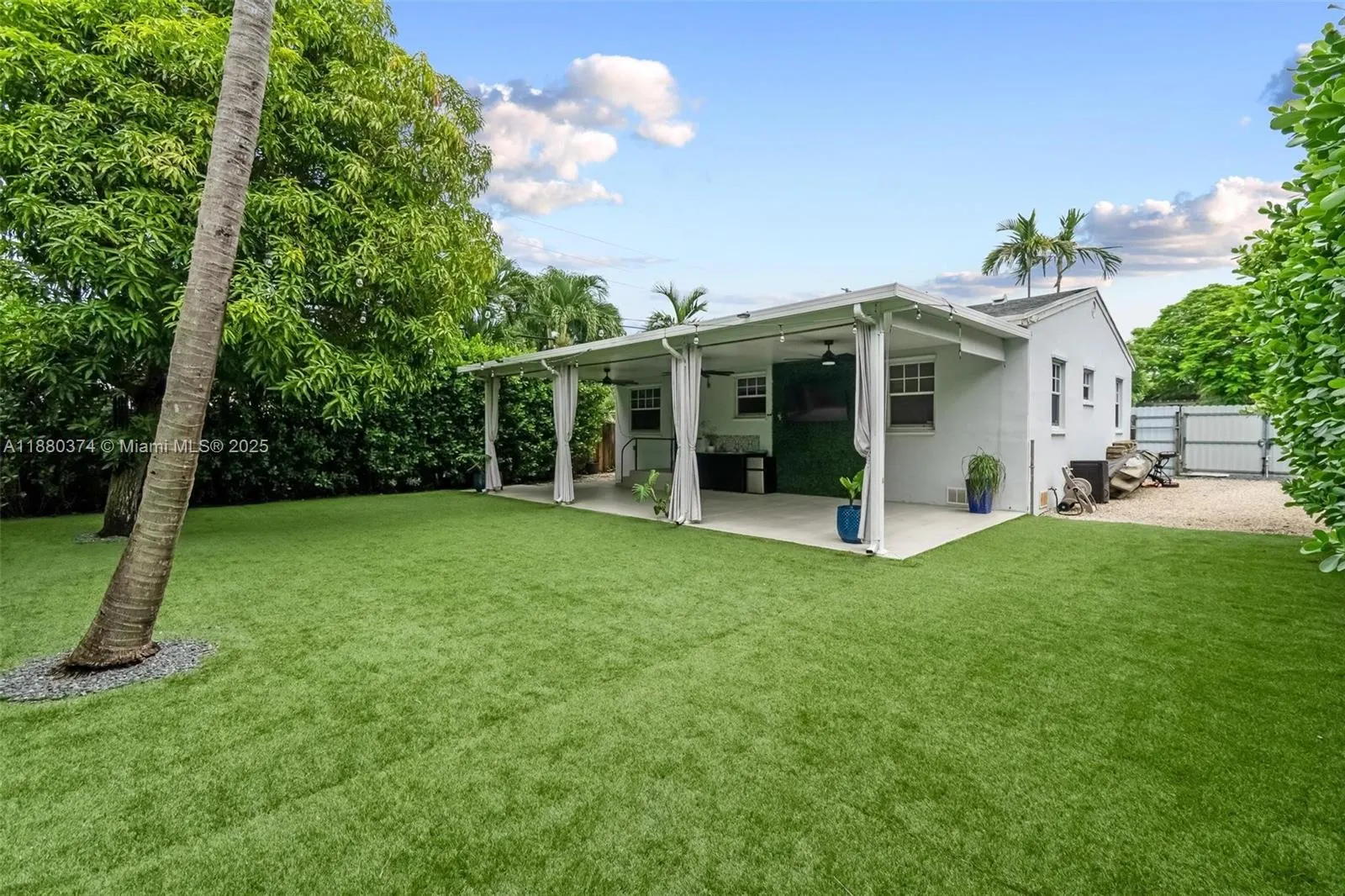 570 SW 45th Ave