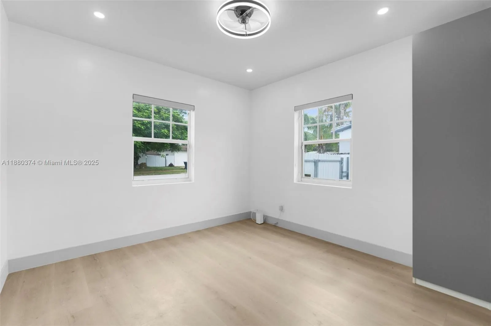 570 SW 45th Ave